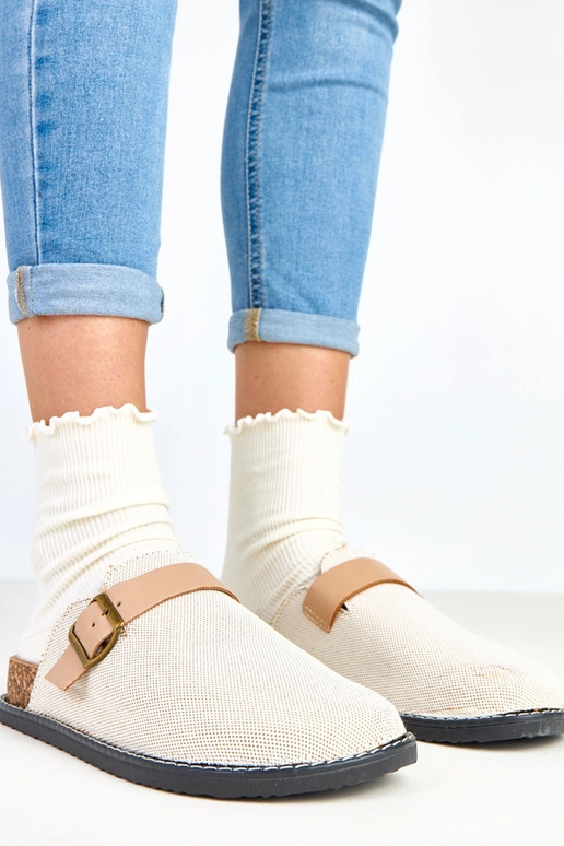 Pieskové šľapky na korkovej platforme... Pieskové šľapky na korkovej platforme...