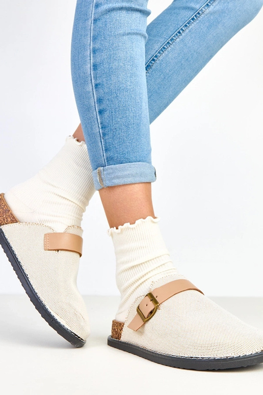 Pieskové šľapky na korkovej platforme... Pieskové šľapky na korkovej platforme...