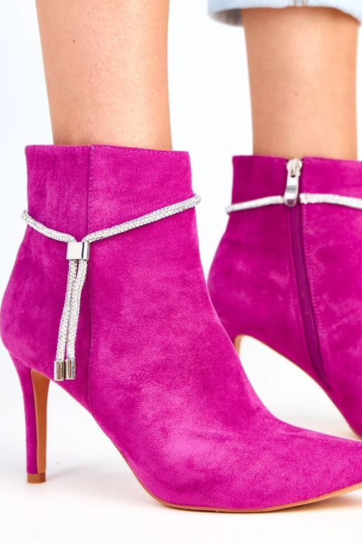 Fialové boty na vysokom opätku s... Fialové boty na vysokom opätku s...