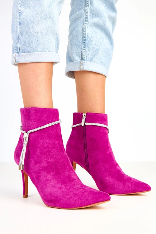 Fialové boty na vysokom opätku s... Fialové boty na vysokom opätku s...