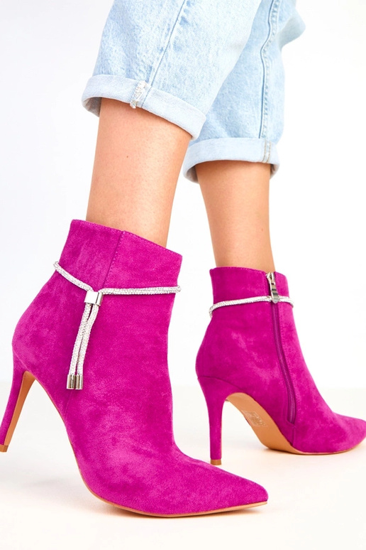 Fialové boty na vysokom opätku s... Fialové boty na vysokom opätku s...