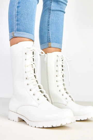 Biele boty na nízkom opätku...