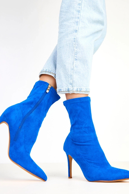 Modré semišové boty na vysokom opätku... Modré semišové boty na vysokom opätku...