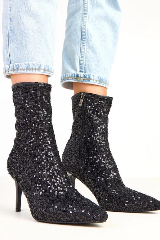 Čierne boty so trblietavým lemovaním... Čierne boty so trblietavým lemovaním...