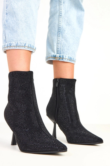 Čierne boty na vysokom...