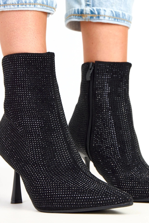 Čierne boty na vysokom opätku zdobené... Čierne boty na vysokom opätku zdobené...