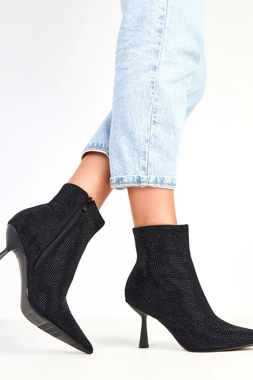 Čierne boty na vysokom opätku zdobené... Čierne boty na vysokom opätku zdobené...