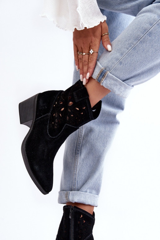 Semišové topánky kovbojský štýl s prvkami prelamovania D&A SN622-20 čierna Semišové topánky kovbojský štýl s prvkami prelamovania D&A SN622-20 čierna