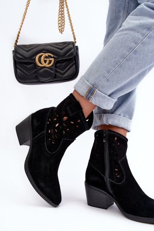 Semišové topánky kovbojský štýl s prvkami prelamovania D&A SN622-20 čierna Semišové topánky kovbojský štýl s prvkami prelamovania D&A SN622-20 čierna