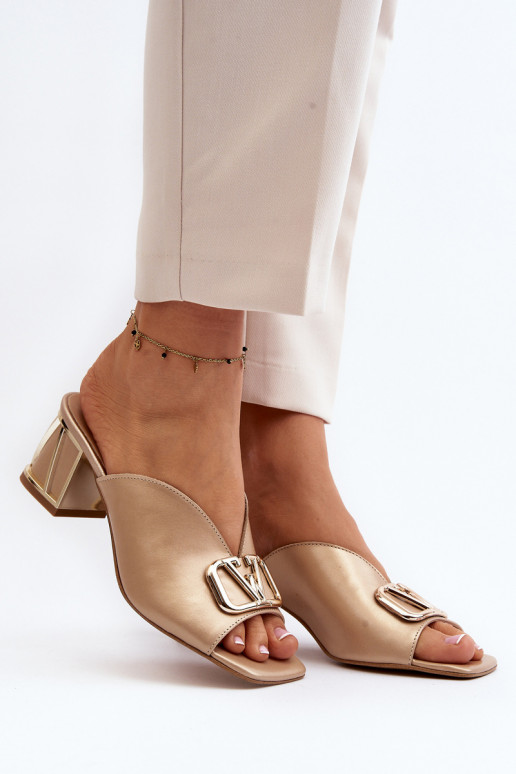 Elegantný štýl Dámske papuče s podpätkami Laura Messi 2771 zlatej farby