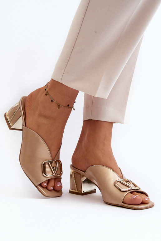 Elegantný štýl Dámske papuče s podpätkami Laura Messi 2771 zlatej farby