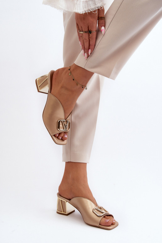 Elegantný štýl Dámske papuče s podpätkami Laura Messi 2771 zlatej farby