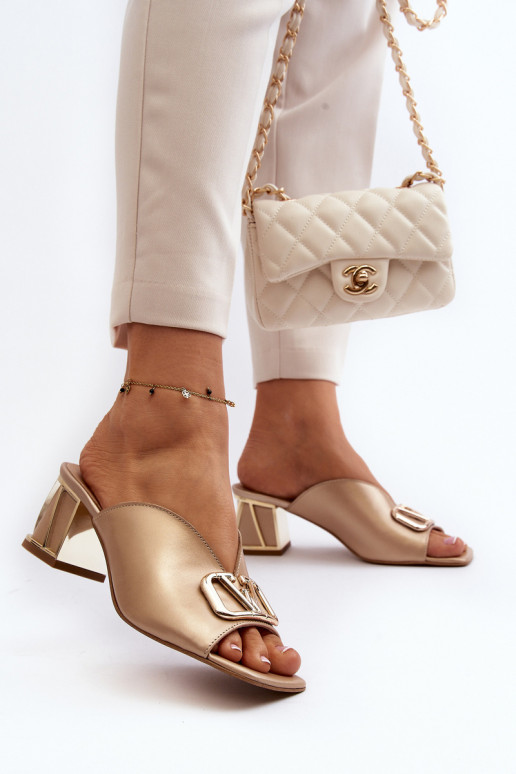 Elegantný štýl Dámske papuče s podpätkami Laura Messi 2771 zlatej farby