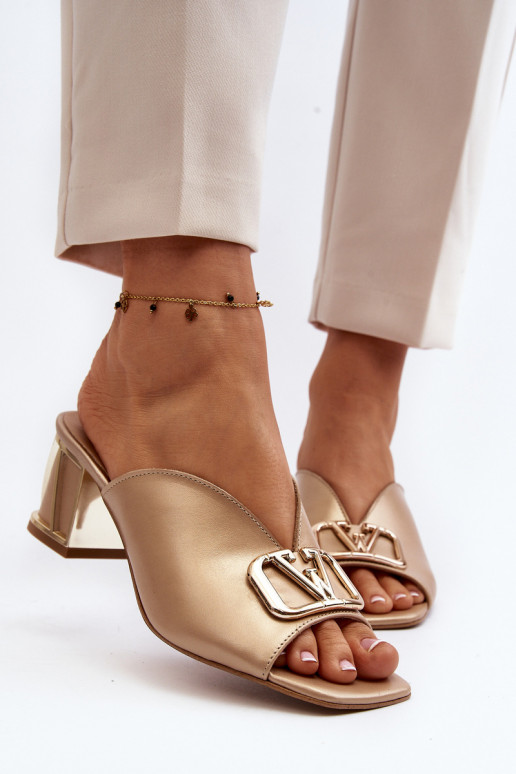 Elegantný štýl Dámske papuče s podpätkami Laura Messi 2771 zlatej farby
