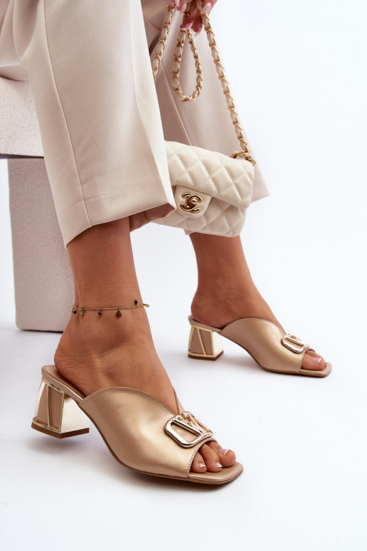 Elegantný štýl Dámske papuče s podpätkami Laura Messi 2771 zlatej farby