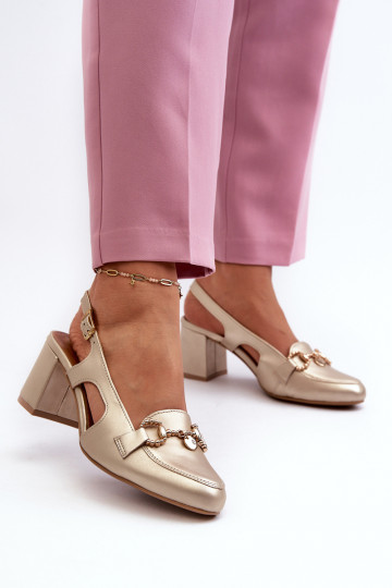 Dámske sandále na podpätku Máciejka 06419-25 zlatej farby