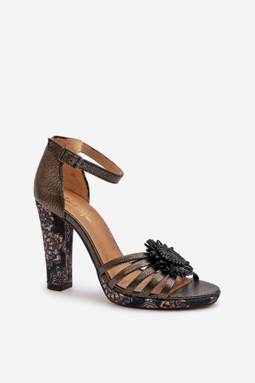 Dámske sandále na vysokom opätku s ozdobami Máciejka 06620-20 sivá Dámske sandále na vysokom opätku s ozdobami Máciejka 06620-20 sivá