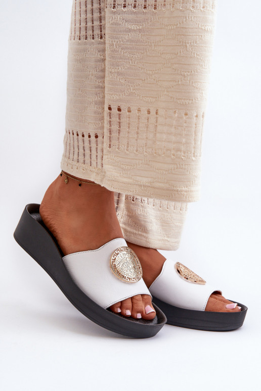 Zazoo 2920 Kožené papuče Dámske Zapnuté INedge Ze zlatej farbym Detalem biela farba Zazoo 2920 Kožené papuče Dámske Zapnuté INedge Ze zlatej farbym Detalem biela farba