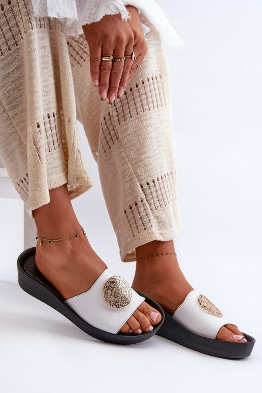 Zazoo 2920 Kožené papuče Dámske Zapnuté INedge Ze zlatej farbym Detalem biela farba Zazoo 2920 Kožené papuče Dámske Zapnuté INedge Ze zlatej farbym Detalem biela farba