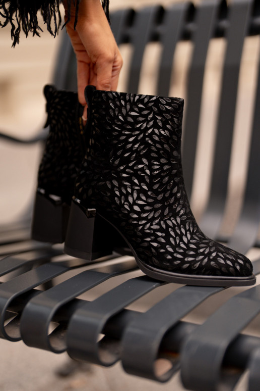 Semišové čižmy S Ornatem Tłoczeniem D&A CR42-192 čierna Semišové čižmy S Ornatem Tłoczeniem D&A CR42-192 čierna