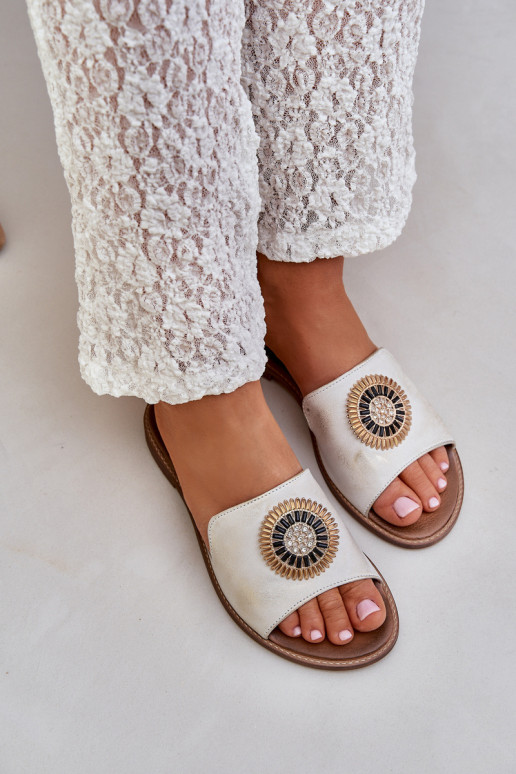 Kožené papuče s ozdobami so širokými podpätkami LeInski 3047/O zlatej farby Przecierany Kožené papuče s ozdobami so širokými podpätkami LeInski 3047/O zlatej farby Przecierany