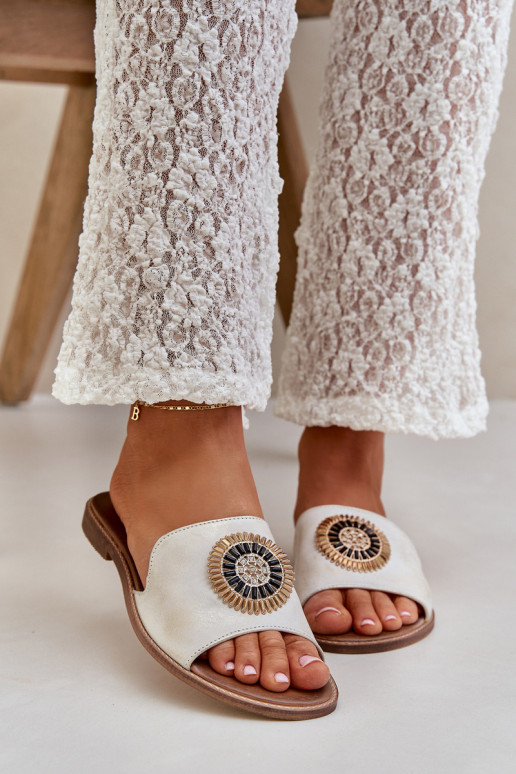 Kožené papuče s ozdobami so širokými podpätkami LeInski 3047/O zlatej farby Przecierany Kožené papuče s ozdobami so širokými podpätkami LeInski 3047/O zlatej farby Przecierany