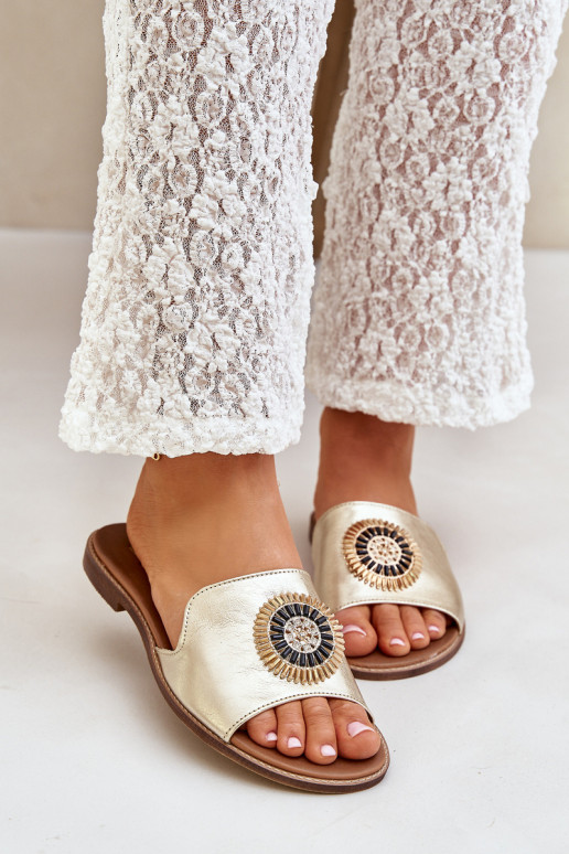 Kožené papuče s ozdobami so širokými podpätkami Zazoo 3047/O zlatej farby