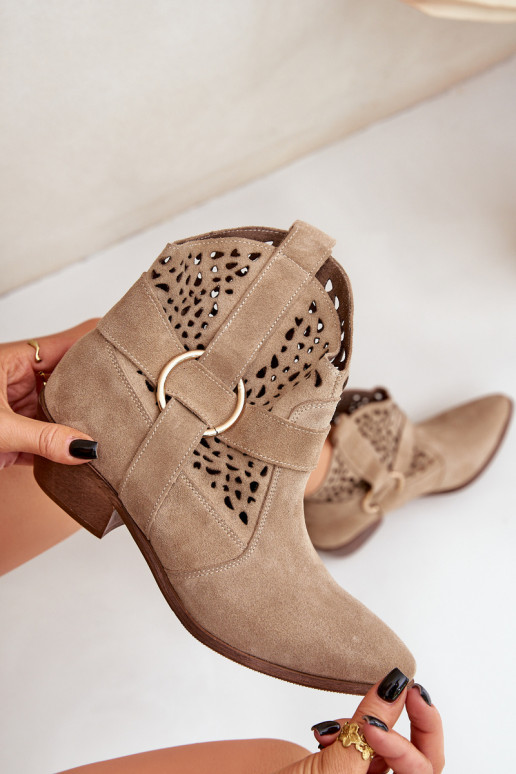 Semišové topánky kovbojský štýl s prvkami prelamovania s podpätkami Zazoo 2994 béžová Semišové topánky kovbojský štýl s prvkami prelamovania s podpätkami Zazoo 2994 béžová