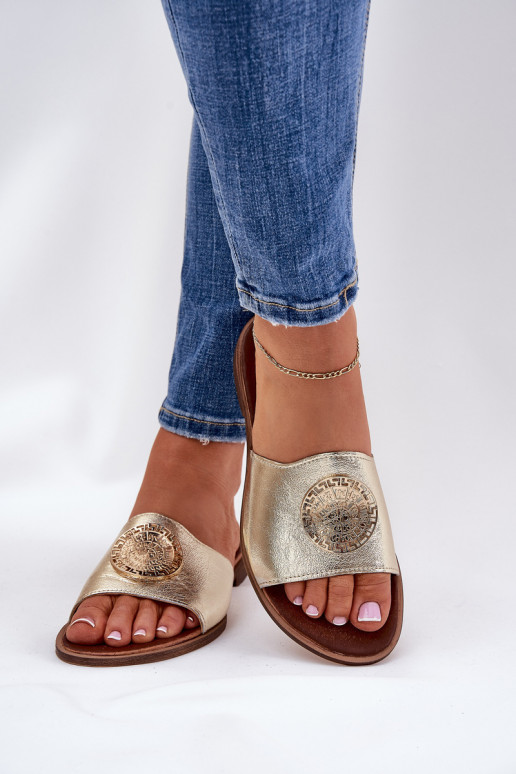 Zazoo 2938 Kožené papuče so širokými podpätkami s ozdobami zlatej farby Zazoo 2938 Kožené papuče so širokými podpätkami s ozdobami zlatej farby