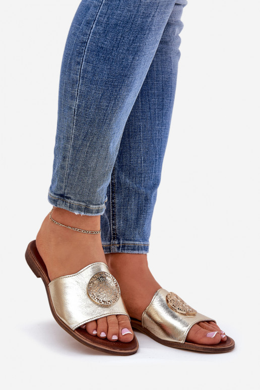 Zazoo 2938 Kožené papuče so širokými podpätkami s ozdobami zlatej farby Zazoo 2938 Kožené papuče so širokými podpätkami s ozdobami zlatej farby