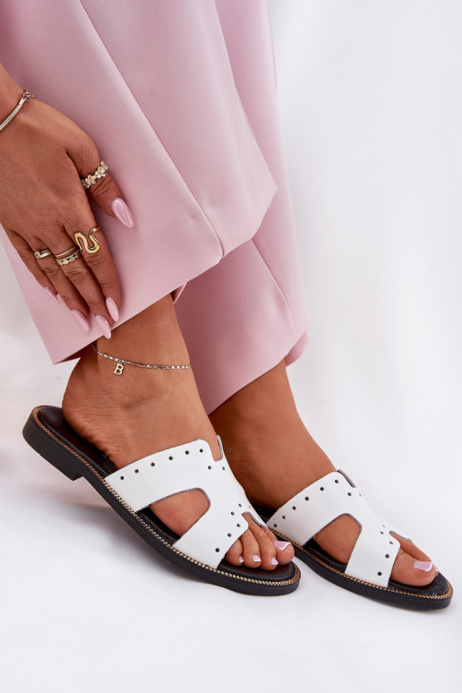 Zazoo 40326 s lakovým efektom Dámske Papuče S ozdobnými výrezmi biela farba Zazoo 40326 s lakovým efektom Dámske Papuče S ozdobnými výrezmi biela farba