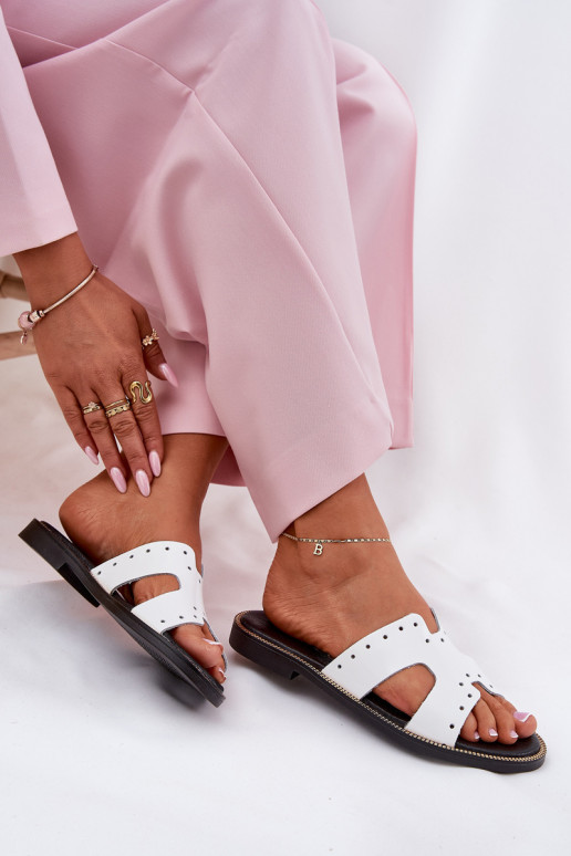 Zazoo 40326 s lakovým efektom Dámske Papuče S ozdobnými výrezmi biela farba Zazoo 40326 s lakovým efektom Dámske Papuče S ozdobnými výrezmi biela farba