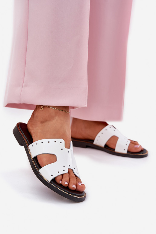 Zazoo 40326 s lakovým efektom Dámske Papuče S ozdobnými výrezmi biela farba Zazoo 40326 s lakovým efektom Dámske Papuče S ozdobnými výrezmi biela farba