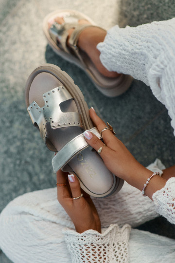 Dámske papučeZapnutéturalnej Skóry s platformou Zazoo 40440 zlatej farby