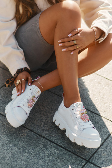 Kožené Tenisky model obuvi ozdobiť Broszką Ananas CheBello 4651 biela farba