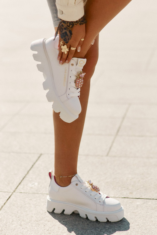 Kožené Tenisky model obuvi ozdobiť Broszką Ananas CheBello 4651 biela farba Kožené Tenisky model obuvi ozdobiť Broszką Ananas CheBello 4651 biela farba