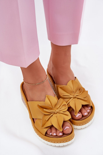 Kožené papuče Dámske Zapnuté INedge S Ornatem Kvet Artiker 52C0504 žltá