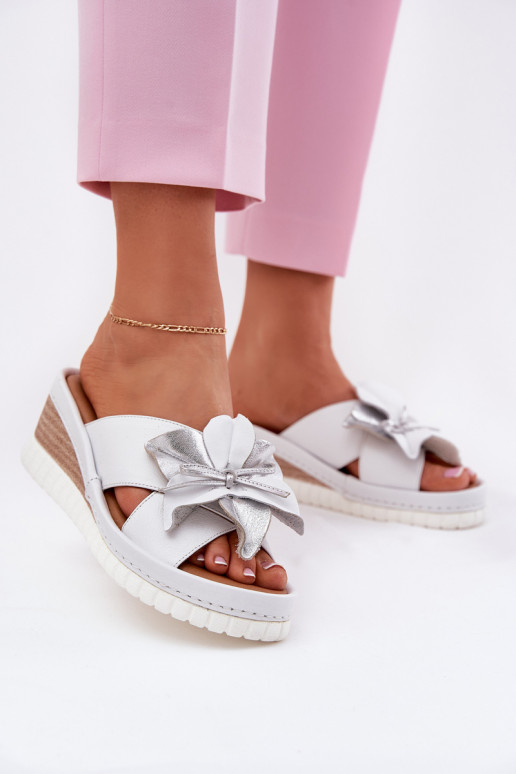 Kožené papuče Dámske Zapnuté INedge S Ornatem Kvet Artiker 54C0538 biely-strieborná farba Kožené papuče Dámske Zapnuté INedge S Ornatem Kvet Artiker 54C0538 biely-strieborná farba