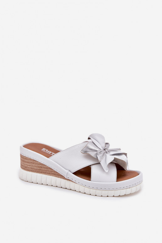 Kožené papuče Dámske Zapnuté INedge S Ornatem Kvet Artiker 54C0538 biely-strieborná farba Kožené papuče Dámske Zapnuté INedge S Ornatem Kvet Artiker 54C0538 biely-strieborná farba