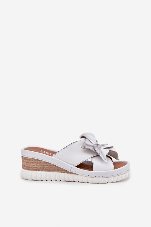 Kožené papuče Dámske Zapnuté INedge S Ornatem Kvet Artiker 54C0538 biely-strieborná farba Kožené papuče Dámske Zapnuté INedge S Ornatem Kvet Artiker 54C0538 biely-strieborná farba