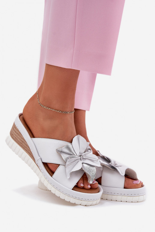 Kožené papuče Dámske Zapnuté INedge S Ornatem Kvet Artiker 54C0538 biely-strieborná farba Kožené papuče Dámske Zapnuté INedge S Ornatem Kvet Artiker 54C0538 biely-strieborná farba