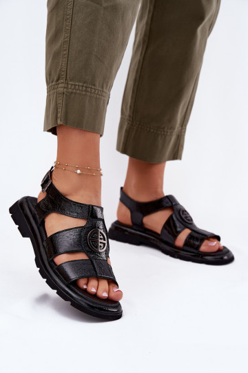 Dámske sandále Dámske s lakovým efektom S Ornatem Detalem Artiker 56C0691 čierna