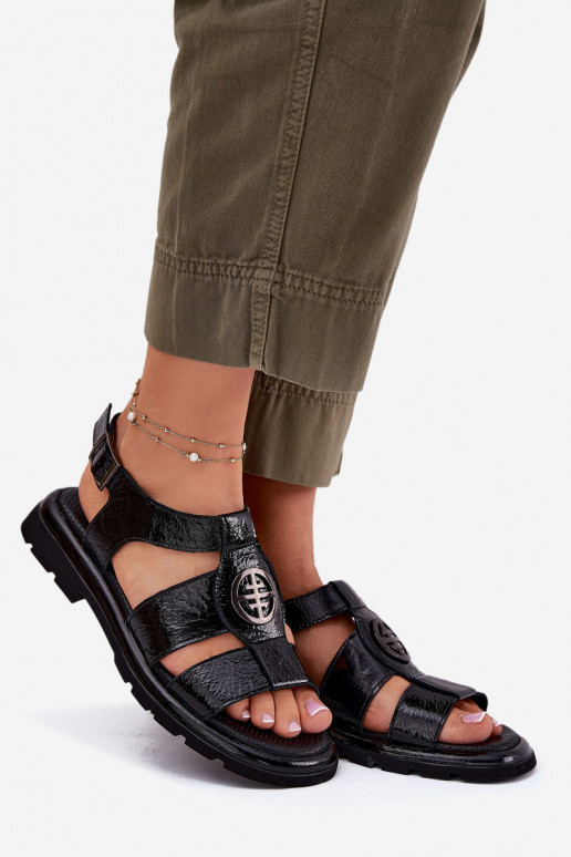 Dámske sandále Dámske s lakovým efektom S Ornatem Detalem Artiker 56C0691 čierna Dámske sandále Dámske s lakovým efektom S Ornatem Detalem Artiker 56C0691 čierna
