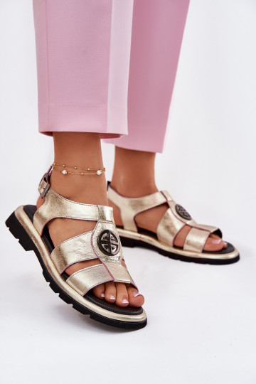 Dámske sandále Dámske s lakovým efektom S Ornatem Detalem Artiker 56C0689 zlatej farby
