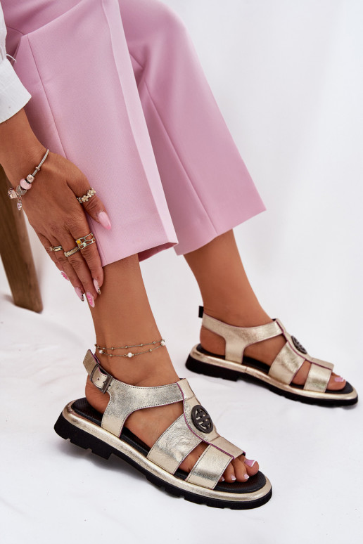 Dámske sandále Dámske s lakovým efektom S Ornatem Detalem Artiker 56C0689 zlatej farby Dámske sandále Dámske s lakovým efektom S Ornatem Detalem Artiker 56C0689 zlatej farby