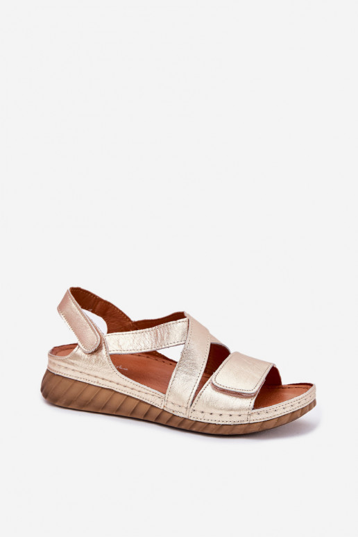 Dámske sandále Dámske s lepiacimi spojkami Máciejka L6848-25 zlatej farby Dámske sandále Dámske s lepiacimi spojkami Máciejka L6848-25 zlatej farby