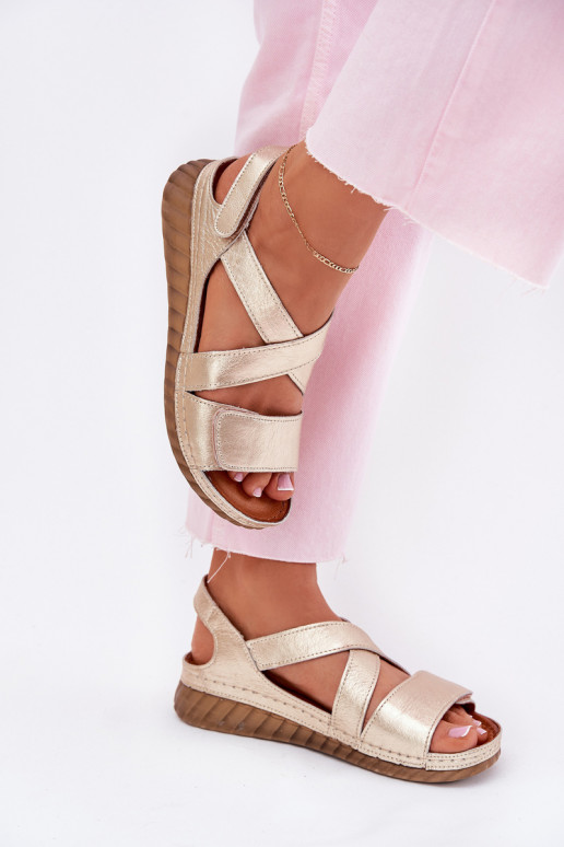Dámske sandále Dámske s lepiacimi spojkami Máciejka L6848-25 zlatej farby Dámske sandále Dámske s lepiacimi spojkami Máciejka L6848-25 zlatej farby