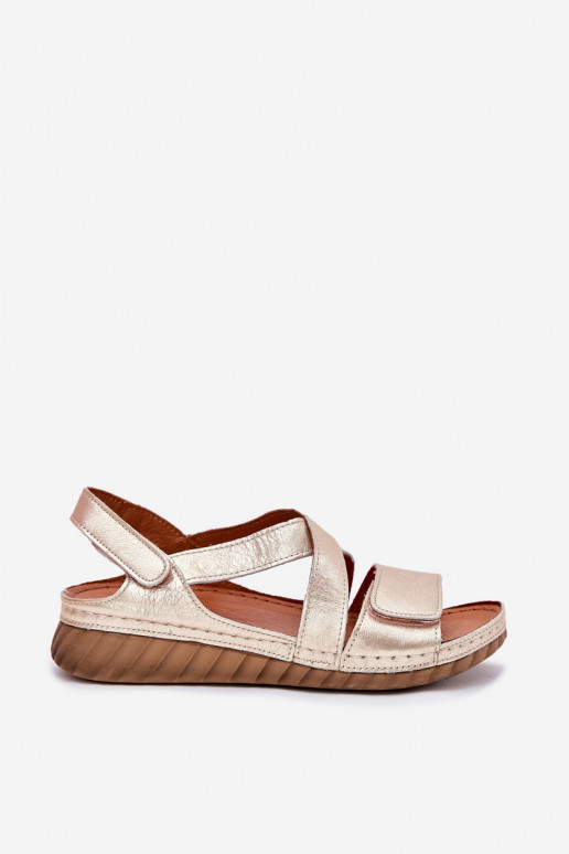 Dámske sandále Dámske s lepiacimi spojkami Máciejka L6848-25 zlatej farby Dámske sandále Dámske s lepiacimi spojkami Máciejka L6848-25 zlatej farby