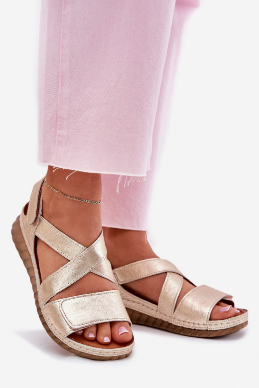 Dámske sandále Dámske s lepiacimi spojkami Máciejka L6848-25 zlatej farby Dámske sandále Dámske s lepiacimi spojkami Máciejka L6848-25 zlatej farby