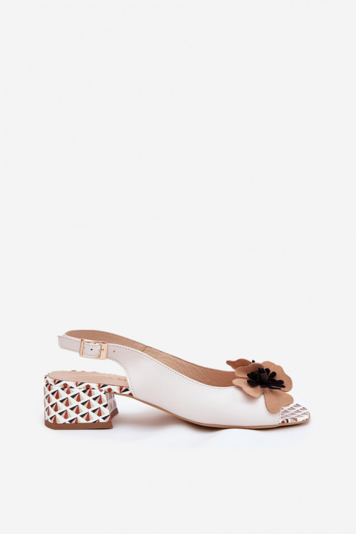 Dámske sandále Dámske Zapnuté Klocku S Ornatem Kvet Laura Messi 2973 biela farba Dámske sandále Dámske Zapnuté Klocku S Ornatem Kvet Laura Messi 2973 biela farba